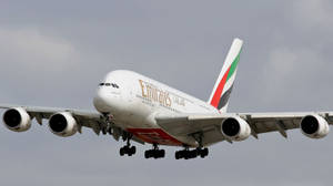 阿聯酋航空空中巴士A380在陰天下放下起落架降落