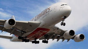 阿聯酋航空空中巴士A380飛機在藍天下放下起落架降落 — 藍天 壁紙