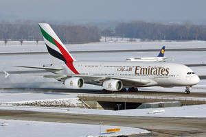 阿聯酋航空空中巴士A380在機場雪地跑道