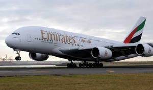 阿聯酋航空空中巴士A380飛機在跑道上的工業背景