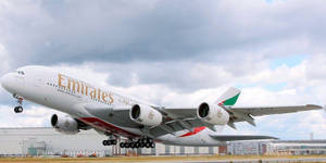 阿聯酋航空空中巴士A380飛機從機場跑道起飛。