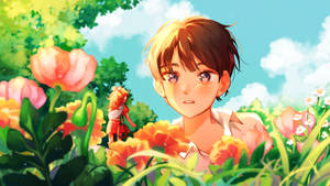 金髮動漫男孩在陽光下被色彩繽紛的花朵包圍。