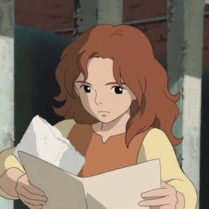 一個棕色頭髮的年輕動漫女孩在磚砌小巷裡看書。