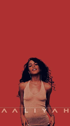Aaliyah 身穿米色連衣裙站在紅色背景前，附有名字。
