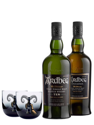 白色背景上的兩瓶Ardbeg威士忌和品牌酒杯。