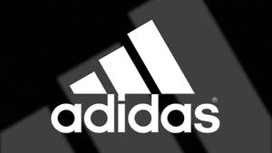 白色adidas標誌在黑灰抽象背景上
