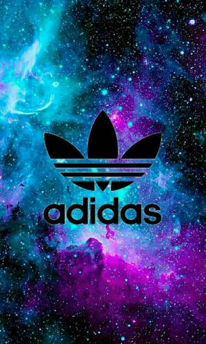 Adidas標誌在色彩繽紛的宇宙星雲背景下，帶有星星和漩渦氣體。