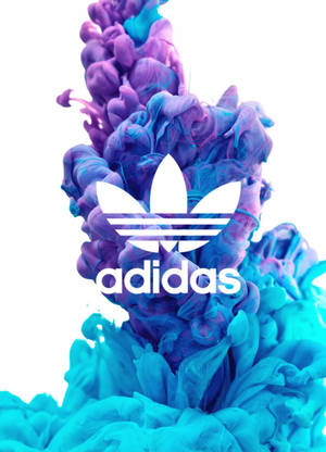 adidas標誌從旋轉的紫色和青色墨水中浮現，背景為白色