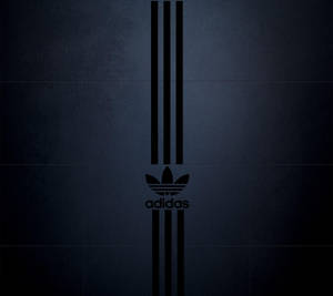 深藍色紋理背景上的Adidas標誌，帶有三條紋。