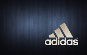 深藍色木地板背景上的Adidas標誌。