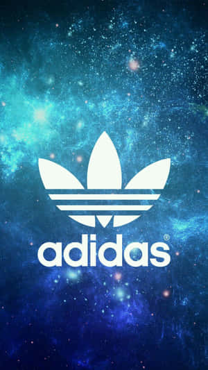 Adidas標誌在星空宇宙背景上，帶有藍色和藍綠色星雲。