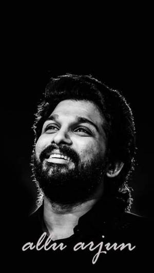 Allu Arjun 微笑肖像，下方有文字