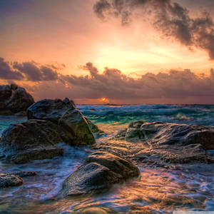夕陽下的海洋，海浪拍打岩石 — 海 壁紙