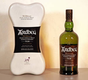 Ardbeg Ten Year Old威士忌的骨頭形狀罐頭和綠色酒瓶，附有小狗插圖。