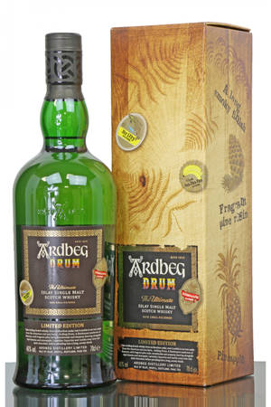 綠色Ardbeg Drum威士忌瓶和帶有菠蘿設計的木盒，置於反光表面。