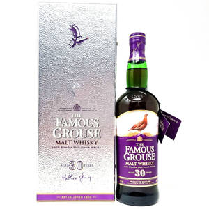 Famous Grouse 30年麥芽威士忌瓶和紫色銀色設計盒子。