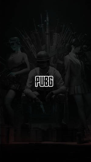 三名PUBG遊戲角色坐在王座上，周圍環繞著槍械，處於黑暗環境中。