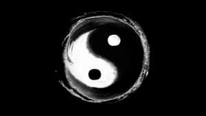 黑白陰陽符號，帶有筆觸紋理，在深色背景上