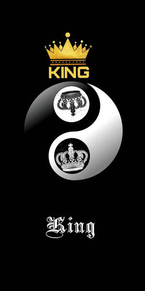 黑色背景上有一個陰陽符號，帶有皇冠和金色和白色的「king」字樣。