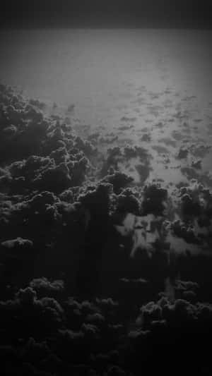 濃密雲層從上方以單色調反射在平靜的海面上。