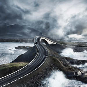 彎曲的海岸公路，海浪在暴風雨天空下翻騰。