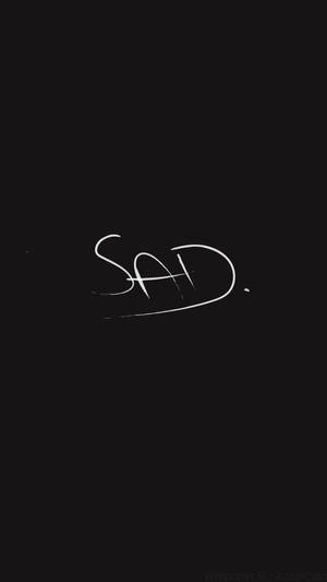 以白色塗鴉風格寫在黑色背景上的sad一詞