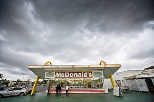 復古麥當勞得來速在暴風雨天空下，有顧客和汽車。 — 麥當勞 壁紙