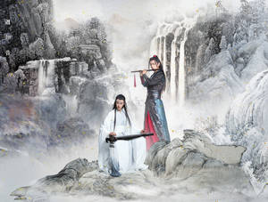 兩個穿長袍的人物，一個吹笛，一個持劍，在雪山的瀑布景觀中。