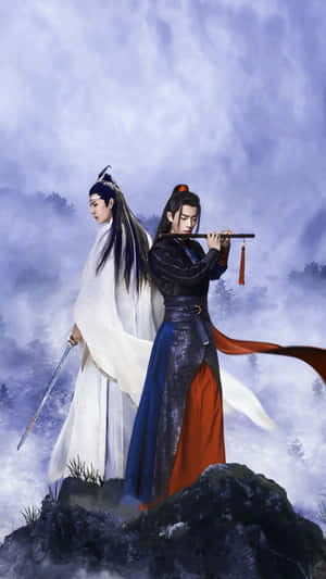 兩個身穿古裝的男人在霧山上，一個吹笛，另一個持劍