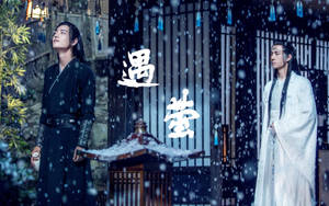 兩個穿著傳統長袍的男人在雪夜場景中，有燈籠和漢字。