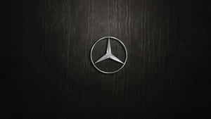 黑色皮革背景上的 Mercedes-Benz 標誌
