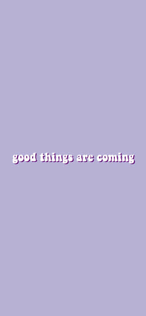 薰衣草背景，白色文字寫著good things are coming。