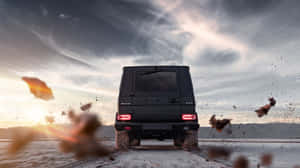 黑色 Mercedes G63 AMG 在沙漠中行駛，日落時塵土飛揚。