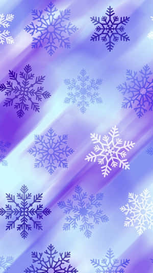 雪花在發光的紫色和藍色漸變天空中飄動。