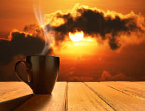 日落時木桌上的熱咖啡杯與橙色雲彩 — 太陽 壁紙