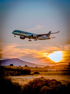 卡塔爾航空飛機在日落時分降落於景觀之上