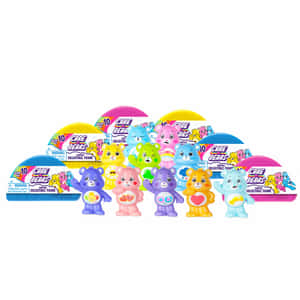 一組以扇形排列的Care Bears玩具公仔及其彩色盒子。