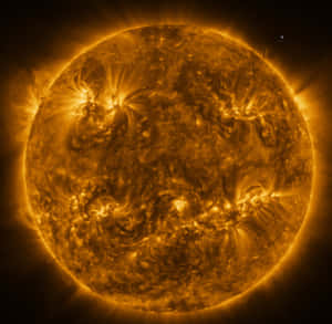 太陽嘅詳細視圖，有明亮嘅太陽耀斑從表面噴發。 — 海灘日落 壁紙