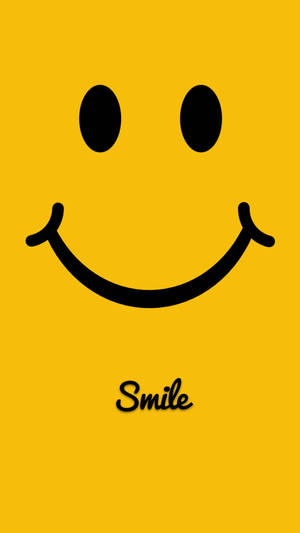 一個快樂的笑臉，黃色背景上帶有「smile」字樣。 — 黃色 壁紙