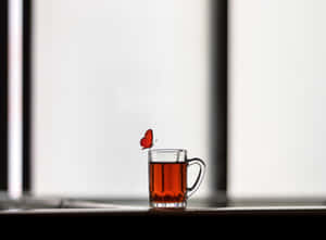 紅色蝴蝶在窗邊茶杯邊緣休息 — 粉紅色蝴蝶 壁紙