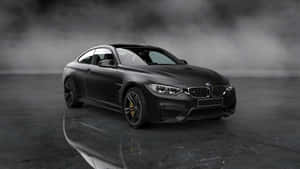 啞光黑色BMW M4雙門轎跑車，金色制動卡鉗，煙霧繚繞的攝影棚，地面倒影。