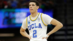 UCLA籃球運動員在場上穿著二號球衣