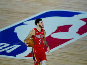 身穿紅色Pelicans球衣的籃球運動員在球場上持球。
