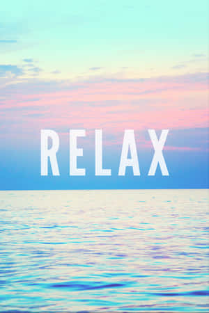 日落時分平靜的海洋，粉彩天空和粗體白色文字寫著relax。