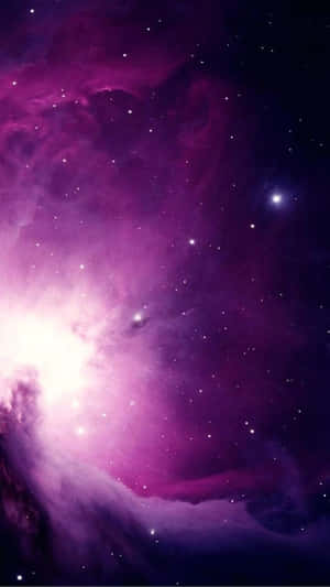在深空中閃耀著星星的紫色和粉紅色星雲