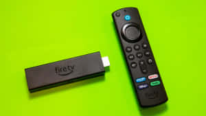 黑色 Fire TV 棒和遙控器在鮮綠色表面上。