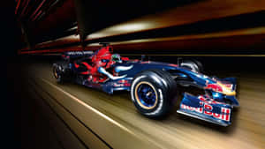 紅牛F1賽車在夜間隧道中高速行駛。
