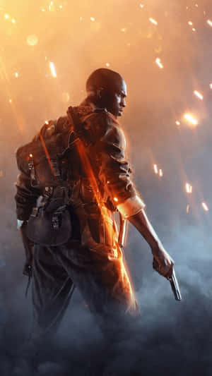 一名士兵在火花和煙霧中手持手槍。
