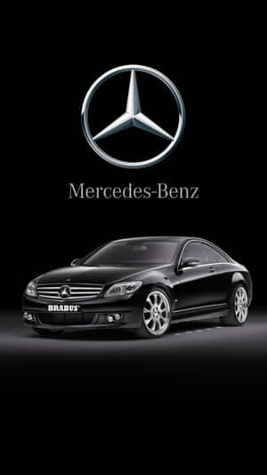黑色Brabus Mercedes-Benz轎跑車，黑色背景上帶有標誌