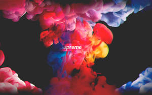彩色墨水爆炸，supreme 標誌居中在黑色背景上